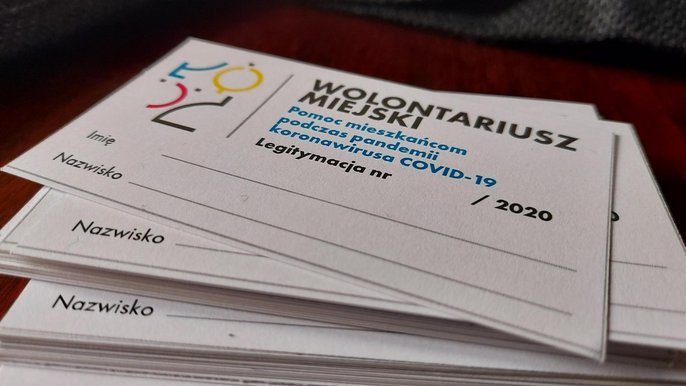 Każdy wolontariusz otrzymuje specjalny identyfikator - fot. UMŁ