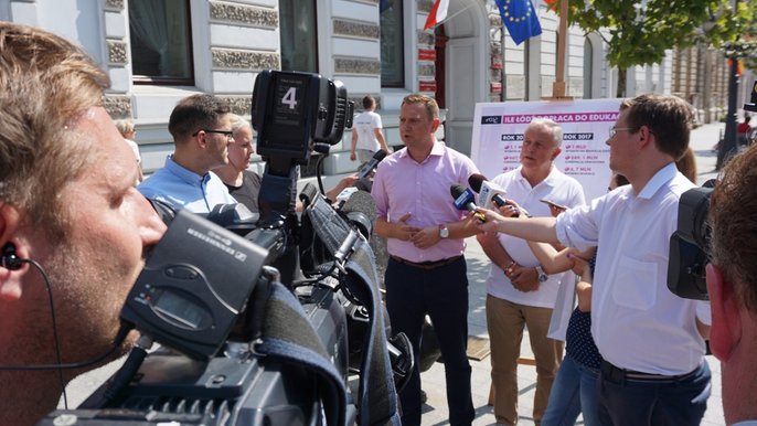 "Bezkosztowa" reforma edukacji, czyli ile łódzki samorząd znów wyda na fanaberie rządu? "Bezkosztowa" reforma edukacji, czyli ile łódzki samorząd znów wyda na fanaberie rządu? - fot. Monika Pawlak / UMŁ