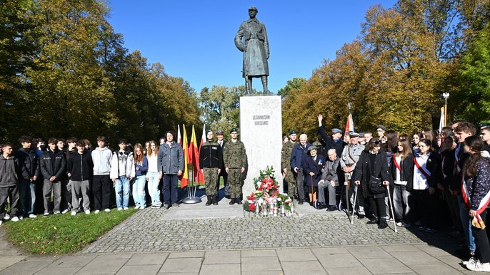 - Październik Legionowy przy pomniku Legionów. Fot. A. Janecki, UMŁ.