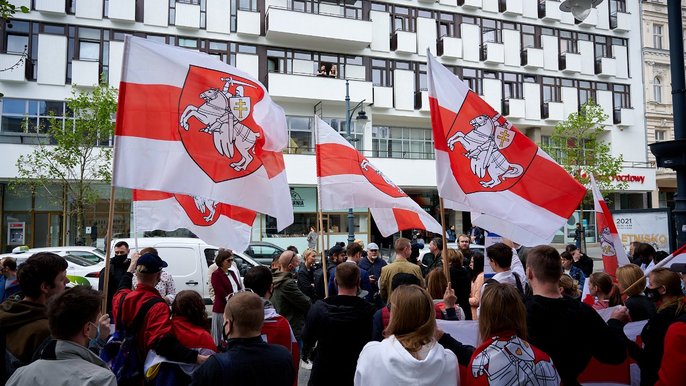 Biało-czerwono-białe flagi z Pogonią załopotały przed Urzędem Miasta Łodzi. To nawiązujący do historycznych proporców wariant flagi używany przez demokratyczną opozycję. Biało-czerwono-białe flagi z Pogonią załopotały przed Urzędem Miasta Łodzi. To nawiązujący do historycznych proporców wariant flagi używany przez demokratyczną opozycję.