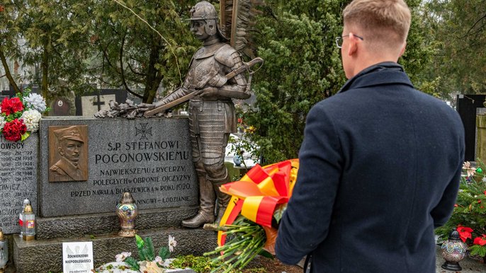  - Wiceprezydent Adam Wieczorek składa kwiaty przy grobie Stefana Pogonowskiego. Fot. P. Wacławiak, UMŁ. 