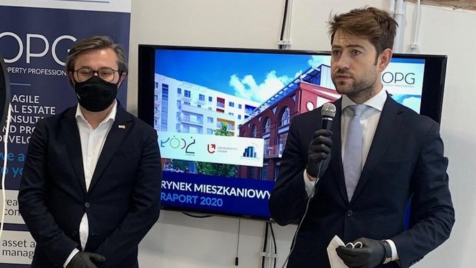 Wiceprezydent Adam Pustelnik podczas prezentacji raportu "Pierwotny Rynek Mieszkaniowy w Łodzi 2020" 