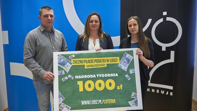 Przy okazji losowania wręczono nagrody po 1000 zł laureatom z poprzednich losowań: Ewelinie Rapalskiej, która przeniosła rozliczenie podatkowe z Bełchatowa oraz Szymonowi Konopce, który dotychczas rozliczał się w Zgierzu. - fot. Radosław Jóźwiak