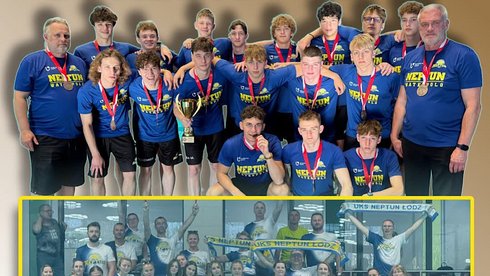 Zdjęcie drużynowe UKS Neptun Łódź z medalami i pucharem