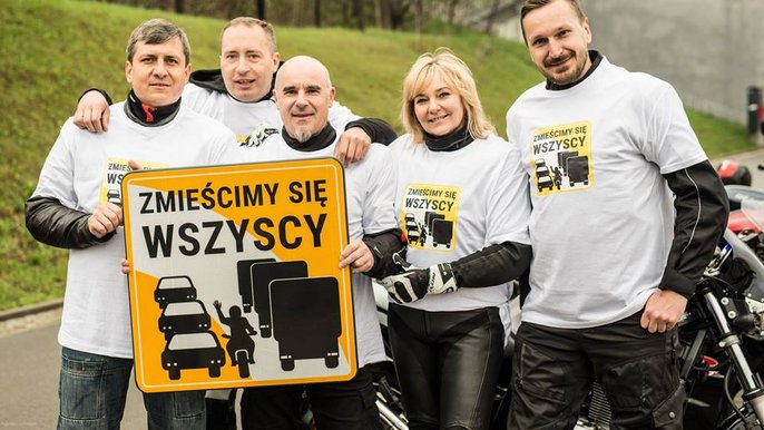 Tablice z napisem "Zmieścimy się wszyscy" stoją już przed największymi skrzyżowaniami w Łodzi Tablice z napisem "Zmieścimy się wszyscy" stoją już przed największymi skrzyżowaniami w Łodzi - fot. Witold Ancerowicz / UMŁ