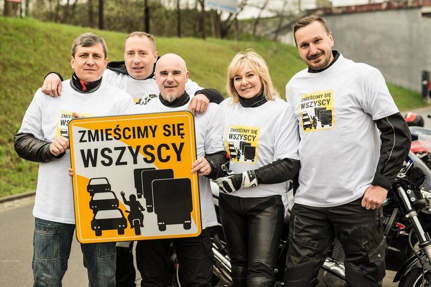 Tablice z napisem "Zmieścimy się wszyscy" stoją już przed największymi skrzyżowaniami w Łodzi fot. Witold Ancerowicz / UMŁ