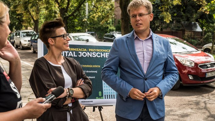 O efektach remontu w Miejskim Centrum Medycznym im. K. Jonschera przy ul. Przyrodniczej informował Adam Wieczorek (PO), przewodniczący Komisji Ochrony Zdrowia i Opieki Społecznej Rady Miejskiej w Łodzi. O efektach remontu w Miejskim Centrum Medycznym im. K. Jonschera przy ul. Przyrodniczej informował Adam Wieczorek (PO), przewodniczący Komisji Ochrony Zdrowia i Opieki Społecznej Rady Miejskiej w Łodzi.
