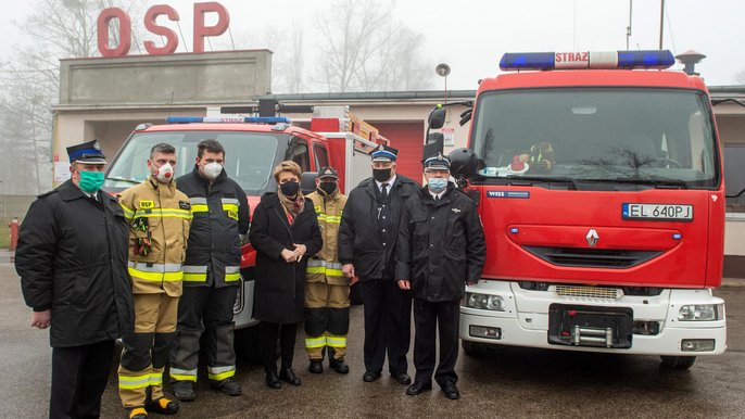 Pani Prezydent Hanna Zdanowska z prezesem i druhami ochotnikami z OSP Andrzejów 