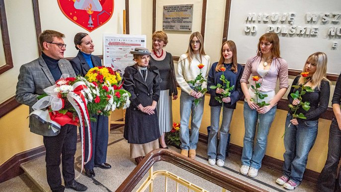 - Senator Artur Dunin i wiceprezydent Łodzi Małgorzata Moskwa - Wodnicka przy tablicy Romany Pachuckiej, IV LO. Fot. P. Wacławiak, UMŁ.
