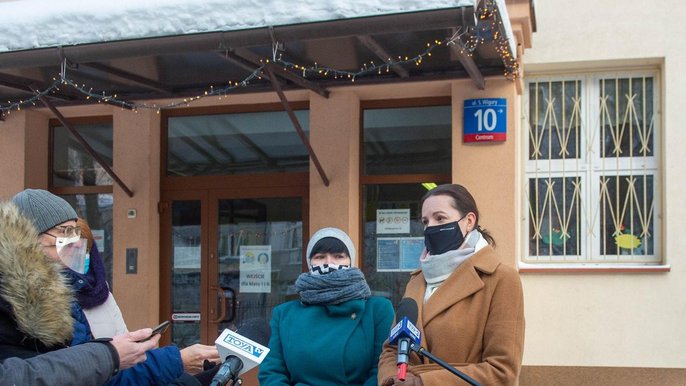 Na zdjęciu od lewej: Paulina Waszczykowska, wicedyrektor SP 14oraz Małgorzata Moskwa-Wodnicka, wiceprezydent Łodzi - fot. Paweł Łacheta / UMŁ