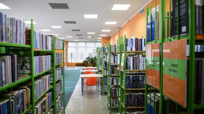 Kurier odbierze od Ciebie książki, których nie możesz oddać do biblioteki, albo przywiezie Ci do domu te, po które nie możesz sam przyjść. To tylko jedno z nowych udogodnień, które wprowadzamy w ramach reformy łódzkich bibliotek Kurier odbierze od Ciebie książki, których nie możesz oddać do biblioteki, albo przywiezie Ci do domu te, po które nie możesz sam przyjść. To tylko jedno z nowych udogodnień, które wprowadzamy w ramach reformy łódzkich bibliotek - fot. Radosław Jóźwiak / UMŁ