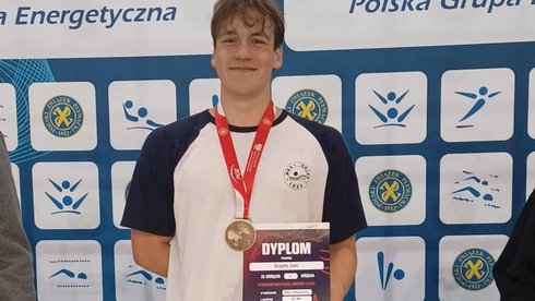 Gajda Jan trzymający dyplom za 1 miejsce