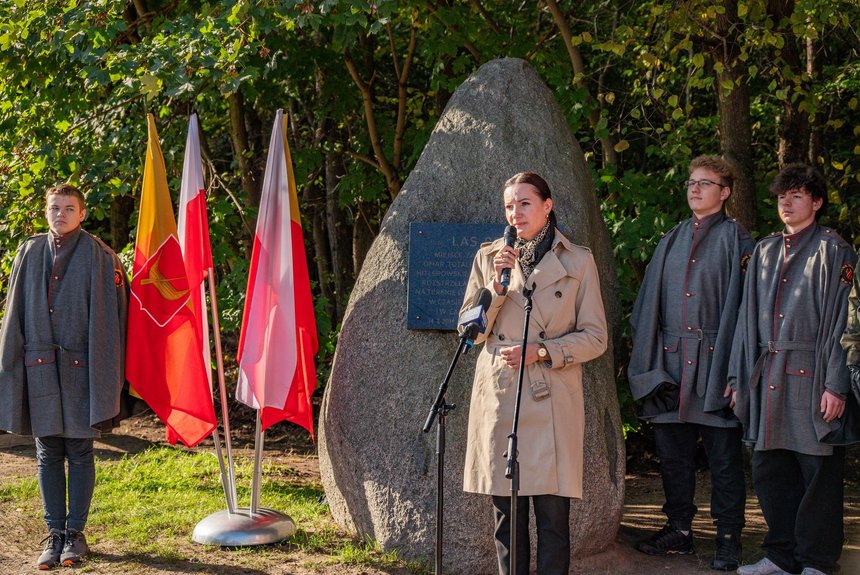 Wiceprezydent Łodzi Małgorzata Moskwa - Wodnicka. Wartę wystawiła formacja Strażnicy Tradycji z Centrum Kształcenia Zawodowego i Ustawicznego w Łodzi . Fot. P. Wacławiak, UMŁ. 