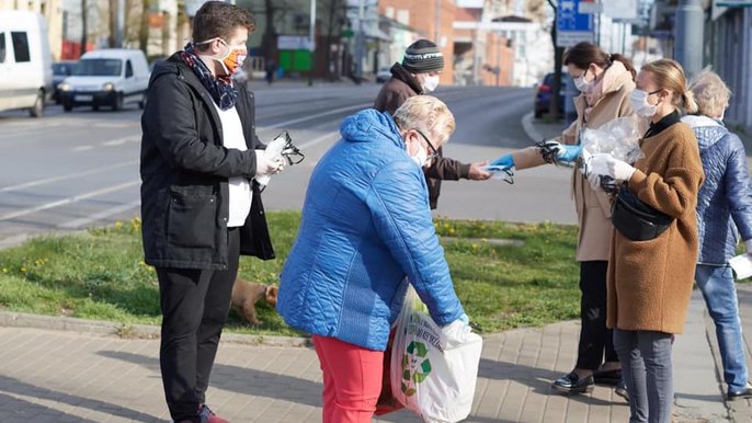 Radni oraz wolontariusze będą kontynuowali akcję rozdawania maseczek ochronnych łodzianom. 