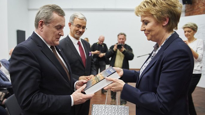 Prezydent Łodzi Hanna Zdanowska wręcza wicepremierowi Piotrowi Glińskiemu oraz Jerzemu Kwiecińskiemu, Sekretarzowi Stanu z Ministerstwa Rozowju pamiątkę z Łodzi - Księgę Fabryk. Prezydent Łodzi Hanna Zdanowska wręcza wicepremierowi Piotrowi Glińskiemu oraz Jerzemu Kwiecińskiemu, Sekretarzowi Stanu z Ministerstwa Rozowju pamiątkę z Łodzi - Księgę Fabryk.