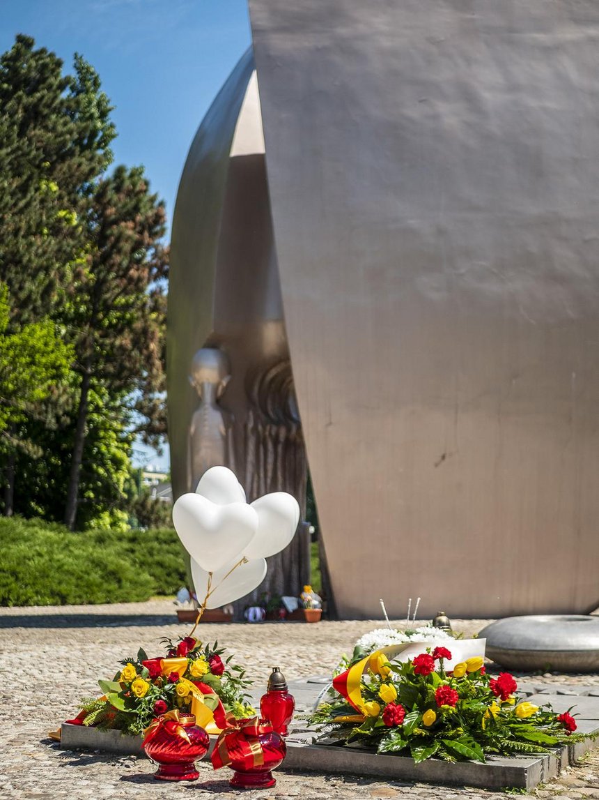 Pomnik Martyrologii Dzieci tzw. „Pękniętego Serca”, upamiętnia tragiczny los dzieci i młodzieży przebywających w czasie II wojny światowej w obozie przy ul. Przemysłowej w Łodzi. fot. Stefan Brajter / UMŁ
