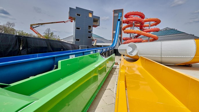 Rozpoczął się montaż gigantycznych zjeżdżalni na terenie aquaparku "Fala". 