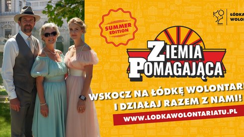 Plakat Łódki Wolontariatu. Trzy osoby na tle zabytkowej kamienicy obok napis Ziemia Pomagająca WSKOCZ NA ŁÓDKĘ WOLONTARIATU I DZIAŁAJ RAZEM Z NAMI!