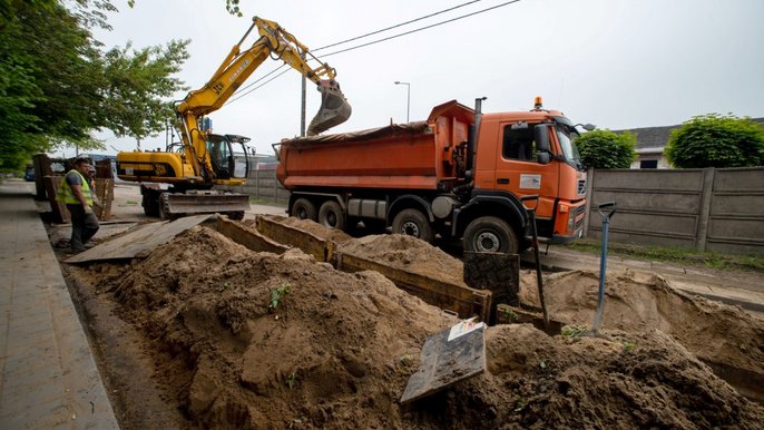 Trwa pierwszy etap kanalizowania osiedla Helenówek między innymi w ulicach Okulickiego czy Podleśnej. Trwa pierwszy etap kanalizowania osiedla Helenówek między innymi w ulicach Okulickiego czy Podleśnej. - fot. Paweł Łacheta / UMŁ