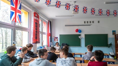 klasa szkolna, młodzież siedząca w ławkach