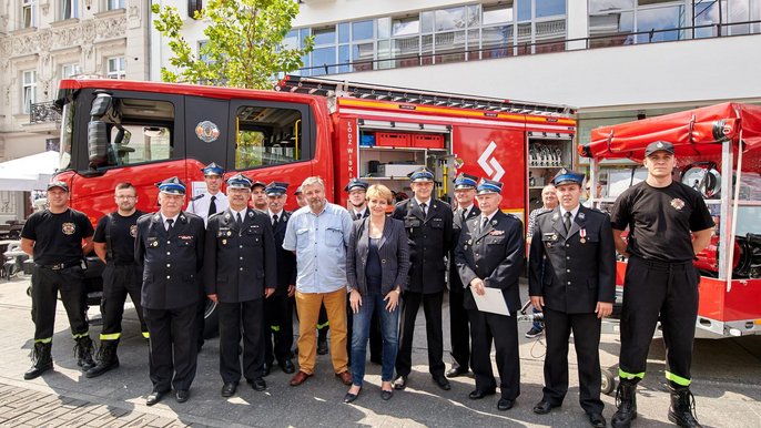 Strażacy ochotnicy z jednostek OSP działających na terenie Łodzi otrzymali nowy sprzęt do ratowania ludzkiego życia, zdrowia i mienia. - fot. Sebastian Glapiński