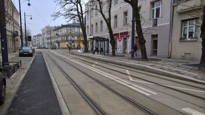 Dla pasażerów MPK wybudowano podwójny, podwyższony przystanek i dwie wiaty Dla pasażerów MPK wybudowano podwójny, podwyższony przystanek i dwie wiaty - fot. Wojciech Markiewicz / UMŁ