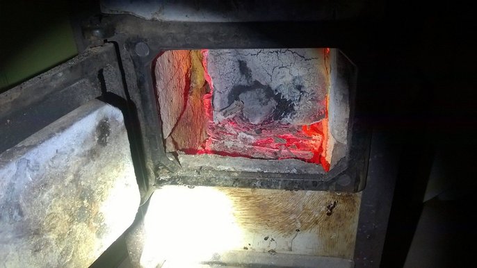 Łodzianie często palą w piecach węglem niskiej jakości lub śmieciami Łodzianie często palą w piecach węglem niskiej jakości lub śmieciami - fot. UMŁ