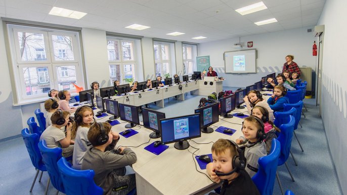 Szkoła wzbogaciła się o nowoczesną pracownię informatyczno-językową Szkoła wzbogaciła się o nowoczesną pracownię informatyczno-językową - fot. Radosław Żydowicz / UMŁ