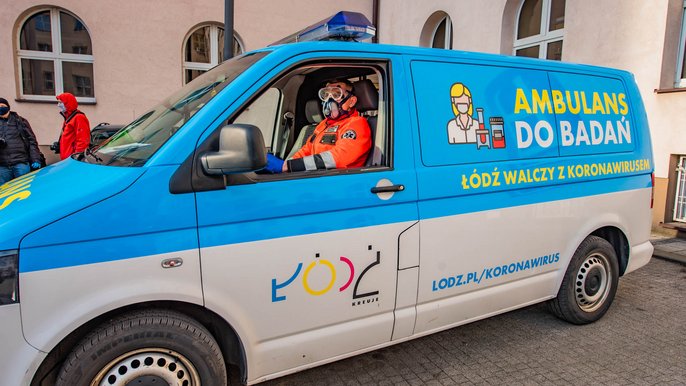 "Wymazobus", czyli ambulans pobierający próbki od osób z podejrzeniem koronawirusa będzie pracował przez kolejny miesiąc. - fot. Archiwum UMŁ