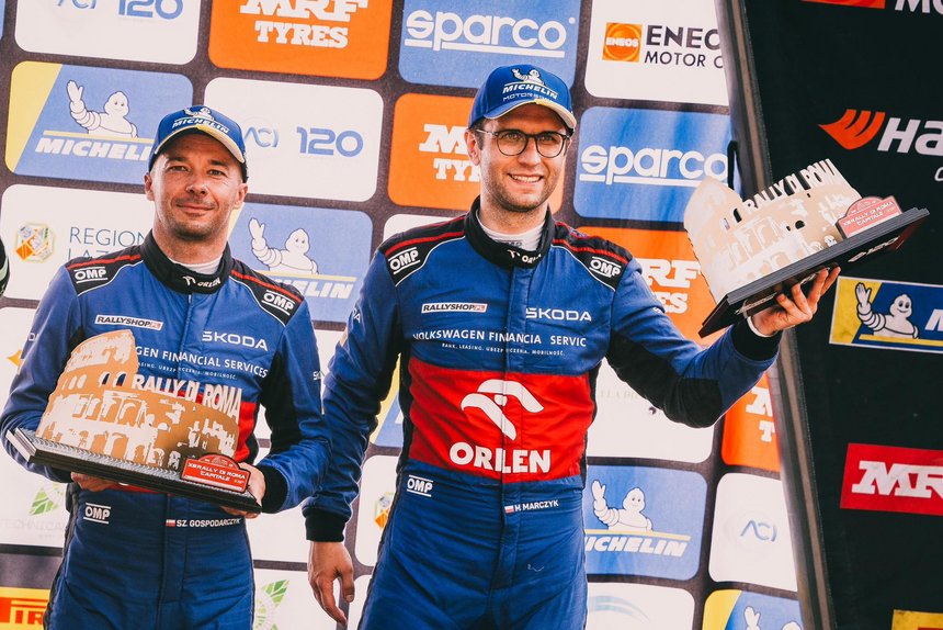 Miko Marczyk oraz Szymon Gospodarczyk z trofeami na ściance zdjęciowej