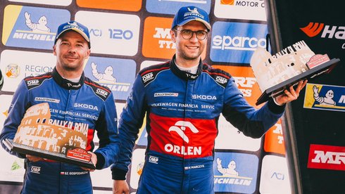 Miko Marczyk oraz Szymon Gospodarczyk z trofeami na ściance zdjęciowej