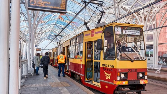 Żółto-czerwony tramwaj podczas postoju na na przystanku Piotrkowska Centrum, gdzie w środę 23 czerwca zgromadzi się część protestujących pracowników MOPS. - Żółto-czerwony tramwaj podczas postoju na na przystanku Piotrkowska Centrum, gdzie w środę 23 czerwca zgromadzi się część protestujących pracowników MOPS.