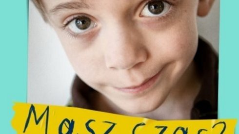 Plakat zachęca do bycia wolontariuszem w „Akademii Przyszłości”. Pokazuje chłopca patrzącego bezpośrednio w obiektyw z niewielkim uśmiechem i hasło: „Masz czas? Bo ja mam pewność siebie do zbudowania”, podkreślając, że dzieci potrzebują wsparcia dorosłych. Akademia Przyszłości – głowa do góry. Dołącz do wolontariatu, akademiaprzyszłości.org.pl