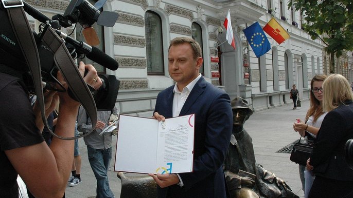 Wiceprezydent Łodzi Tomasz Trela prezentuje pismo do Anny Zalewskiej, ministra edukacji, aby rząd spełnił obietnicę i zwrócił poniesione przez miasto wydatki na reformę edukacji. Wiceprezydent Łodzi Tomasz Trela prezentuje pismo do Anny Zalewskiej, ministra edukacji, aby rząd spełnił obietnicę i zwrócił poniesione przez miasto wydatki na reformę edukacji. - fot. Monika Pawlak