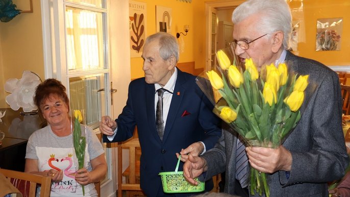Seniorzy z DDP przy ul. Narutowicza obchodzili Dzień Kobiet Seniorzy z DDP przy ul. Narutowicza obchodzili Dzień Kobiet - Seniorzy wręczają kwaity z okazji Dnia Kobiet