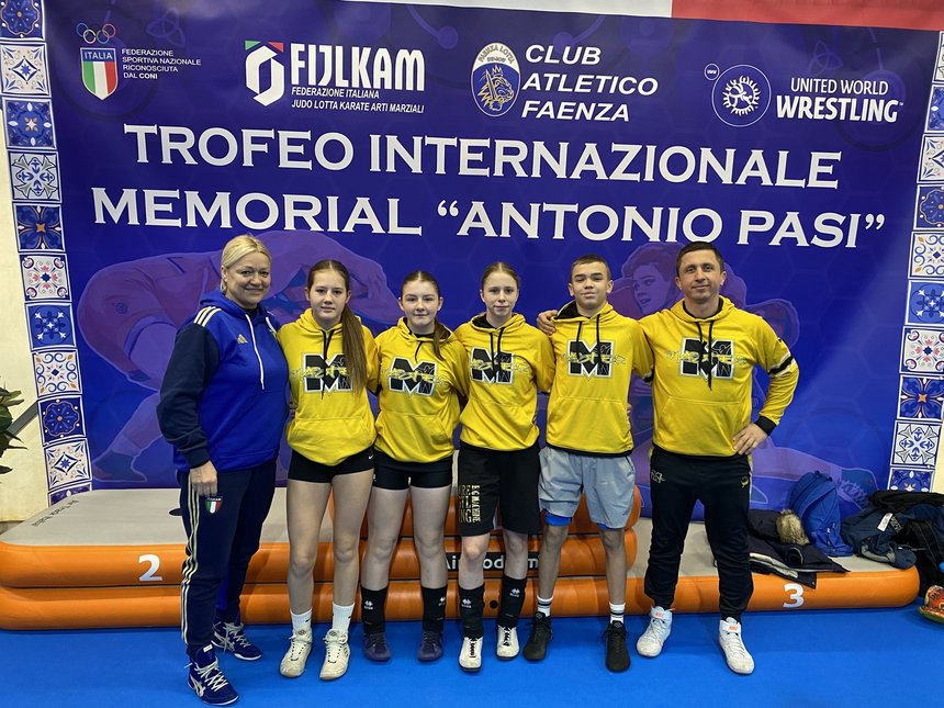 Zawodnicy Master Łódź z trenerem 