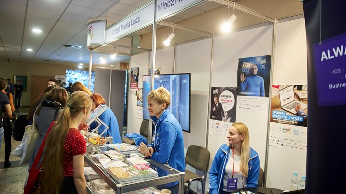 Zapoznaj się z ofertą staży i praktyk. Trwają Uniwersyteckie Targi Pracy Zapoznaj się z ofertą staży i praktyk. Trwają Uniwersyteckie Targi Pracy - fot. Radosław Jóźwiak / UMŁ