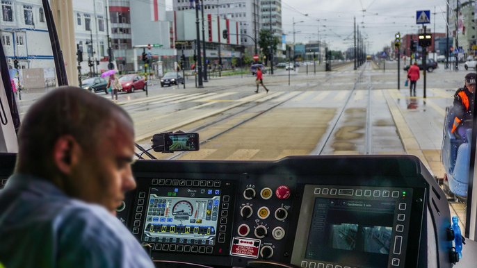 Po Łodzi będzie kursować 30 nowych, niskopodłogowych, klimatyzowanych, dostosowanych do potrzeb osób z niepełnosprawnościami tramwajów Po Łodzi będzie kursować 30 nowych, niskopodłogowych, klimatyzowanych, dostosowanych do potrzeb osób z niepełnosprawnościami tramwajów - fot. z arch. UMŁ
