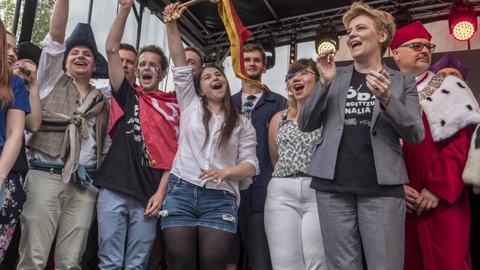 Prezydent Łodzi Hanna Zdanowska przekazała studentom symboliczne klucze do miasta Prezydent Łodzi Hanna Zdanowska przekazała studentom symboliczne klucze do miasta - fot. Stefan Brajter / UŁ
