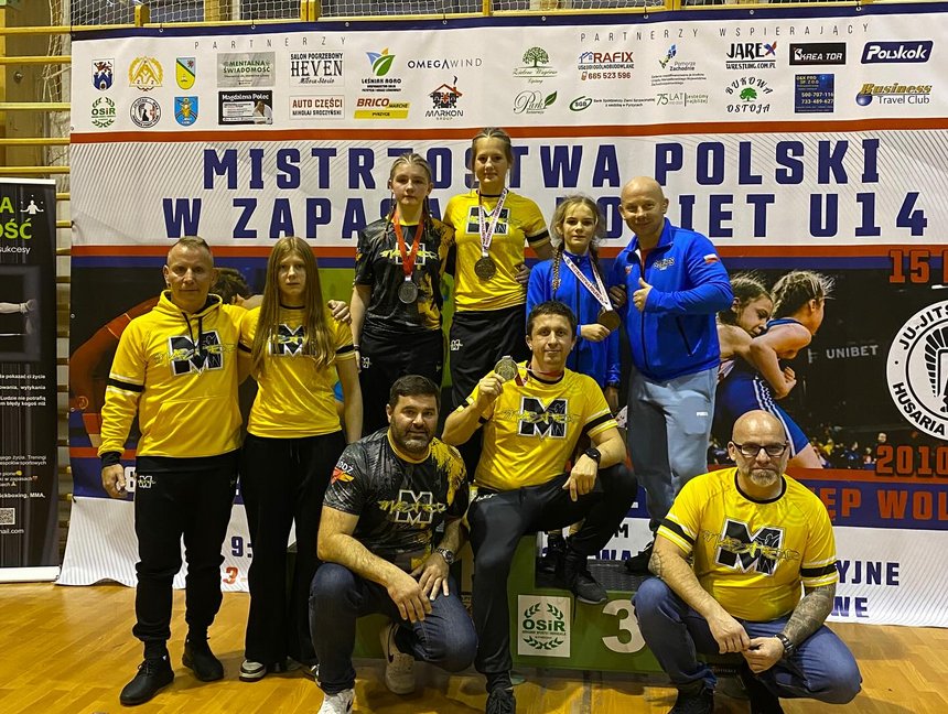 zdjęcie klubu Master Łódź zawodniczki i trenerzy z medalami