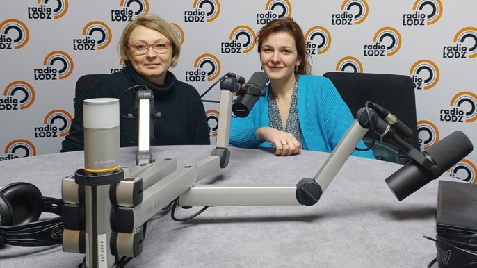  - Dwie osoby podczas rozmowy w studio radiowym