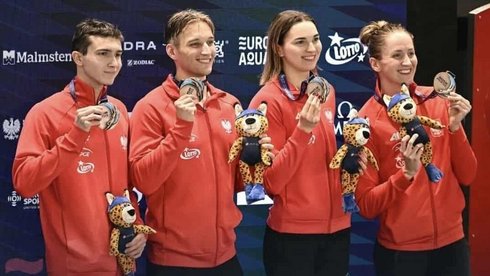 sztafeta pozująca z medalami