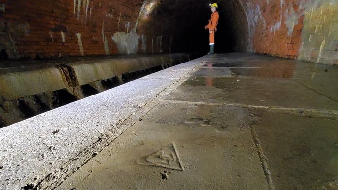 Logotypem Łódzkich Wodociągów odnaleziony w podziemnym kanale rzeki Łódki - mat. ZWIK