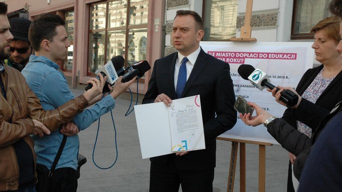 Wiceprezydent Trela skierował do minister Zalewskiej list, w którym apeluje, aby wraz z dodatkowymi zadaniami ministerstwo przekazywało samorządom środki na ich realizację Wiceprezydent Trela skierował do minister Zalewskiej list, w którym apeluje, aby wraz z dodatkowymi zadaniami ministerstwo przekazywało samorządom środki na ich realizację - fot. Monika Pawlak / UMŁ