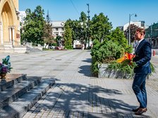 Wiceprezydent Adam Wieczorek przy pomniku Ignacego Skorupki. . Fot. P. Wacławiak, UMŁ. 