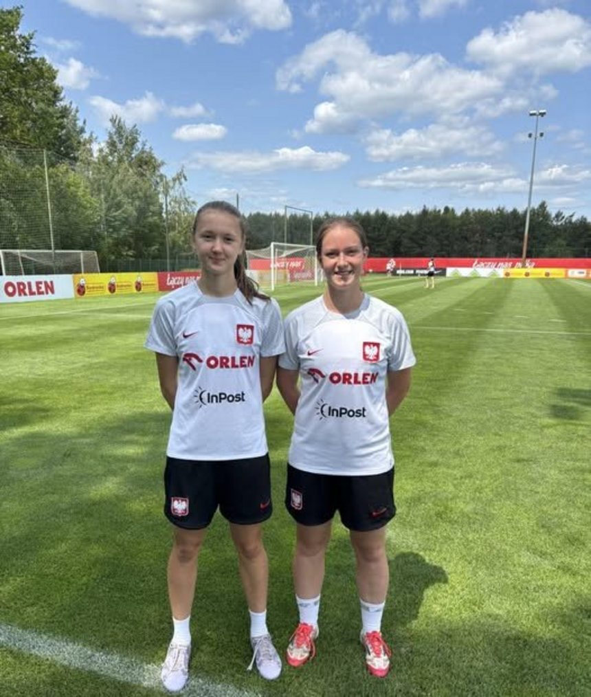 na zdjęciu Zofia Pągowska i Martyna Bartczak w koszulka reprezentacji Polski