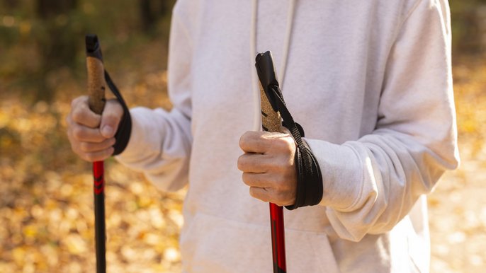 - Bałuckie Centra Zdrowego i AKtywnego Seniora zapraszają na jesienny spacer nordic walking. Fot. Freepik