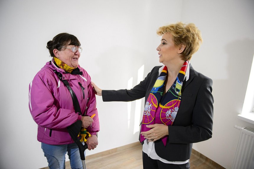 Prezydent Hanna Zdanowska wręczyła klucze do mieszkania pani Marii Kolejwie, pierwszej lokatorce bloku z mieszkaniami socjalnymi przy ul. Rogozińskiego 15 Fot. Radosław Jóźwiak / UMŁ