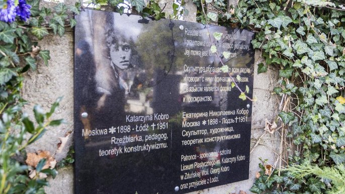 Wspólne porządkowanie grobu Katarzyny Kobro Wspólne porządkowanie grobu Katarzyny Kobro - Stefan Brajter
