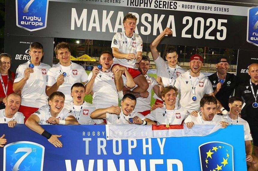 reprezentacja polski pozująca do wspólnego zdjęcia po zwycięstwie w turnieju.